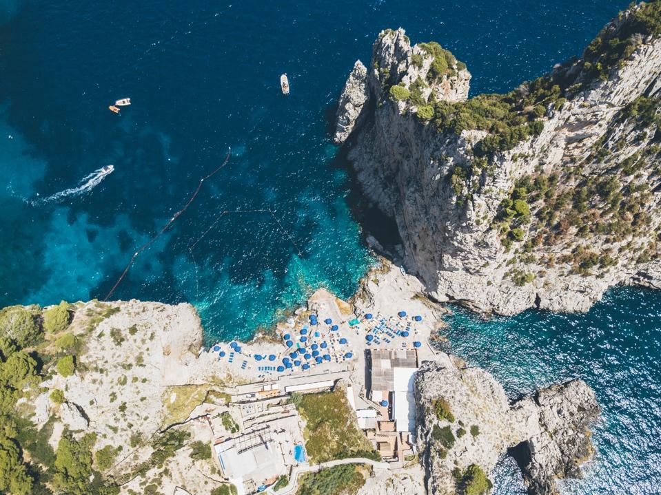 Vista aerea della spiaggia e della scogliera dell'isola di Capri.