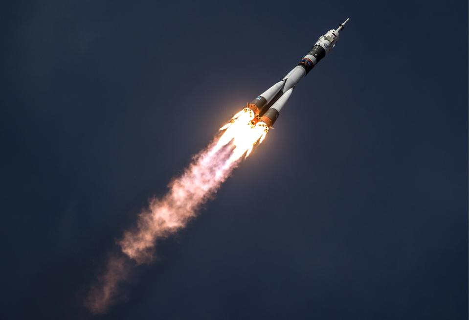 El cohete Soyuz-FG lanza la nave espacial Soyuz MS-09 desde Piconur Cosmotrome