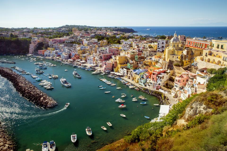 Panorama del villaggio di Corricella sull'isola di Procida, Campania, Italia