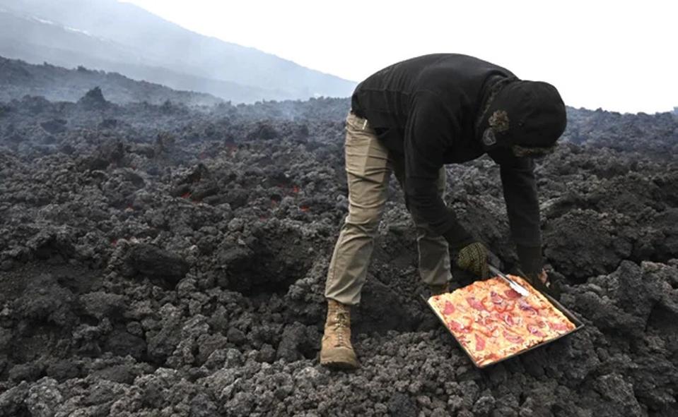 Cocinar pizza en una corriente de lava fresca del volcán Pacaya en Guatemala.