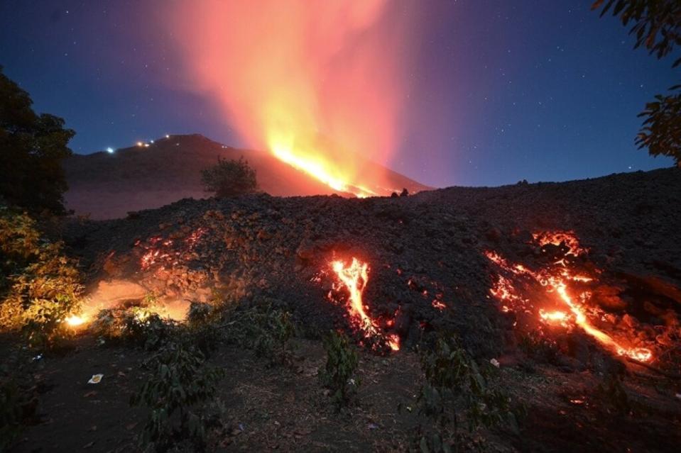 La lava fluye del volcán Pacaya de Guatemala.