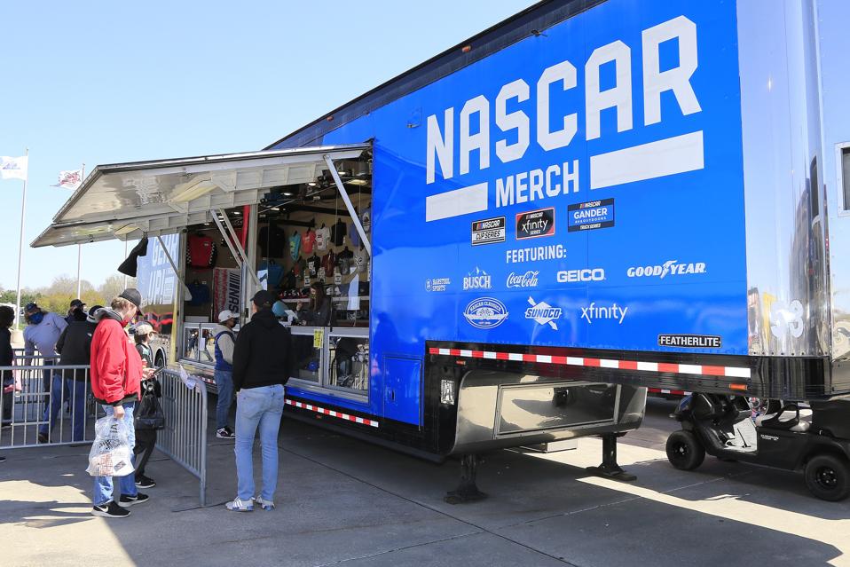 AUTO: MAR 20 NASCAR Camping World Truck Series - Fr8Auctions 200