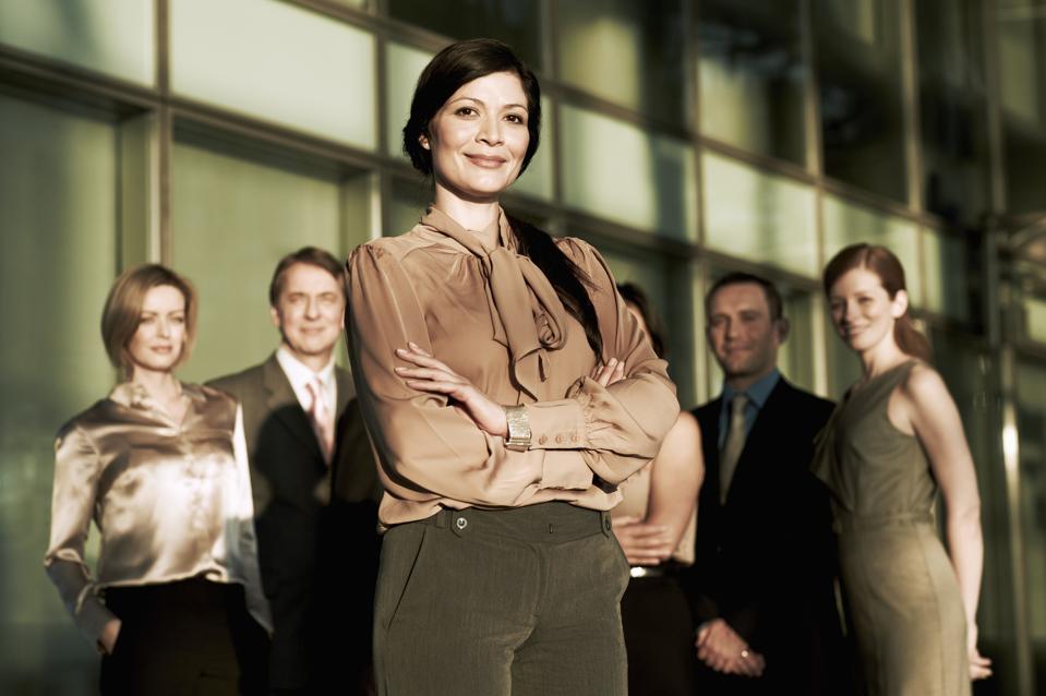 retrato, de, mujer de negocios, y, colegas