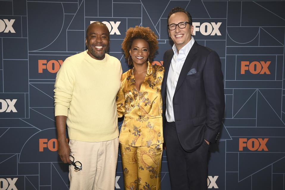 FOX 2021-2022 UPFRONT: LR: Lee Daniels και Karin Gist (εκτελεστικοί παραγωγοί του νέου δράματος FOX KIND OF PEOPLE) με τον διευθύνοντα σύμβουλο της FOX Entertainment, Charlie Collier, κατά τη διάρκεια του FOX 2021-2022 Αντιστοιχεί στις 17 Μαΐου © 2021 Fox Media LLC.  CR: Frank Mikelota / Fox