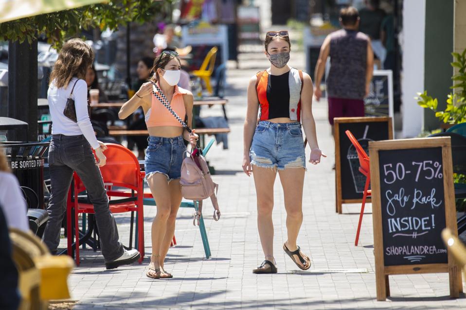 A mix of masked and non-masked shoppers in Redondo Beach, California