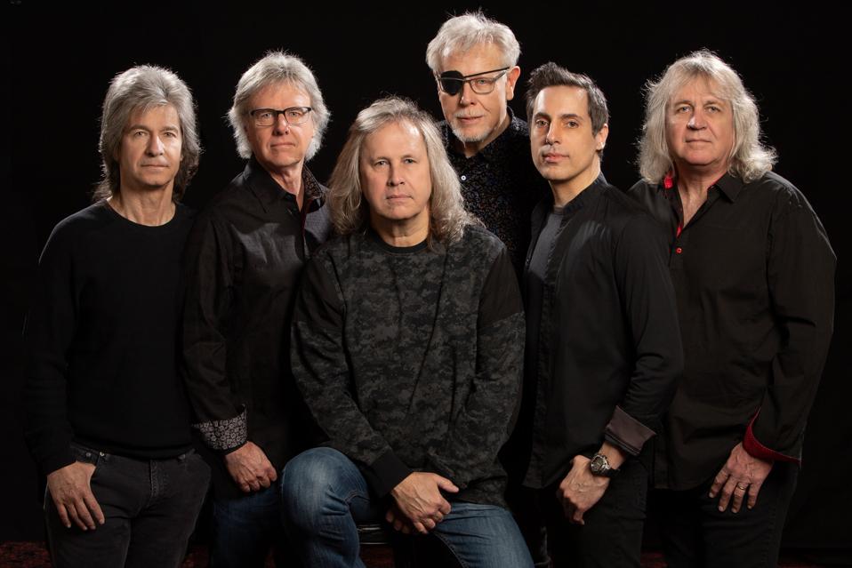 Kansas (l-r): David Ragsdale, Phil Ehart, Ronnie Platt, Richard Williams, Tom Brislin, and Billy Greer.