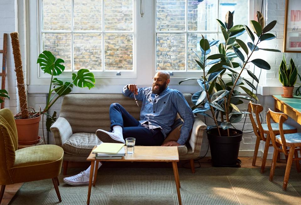 Homme d'affaires confiant prenant une pause au bureau
