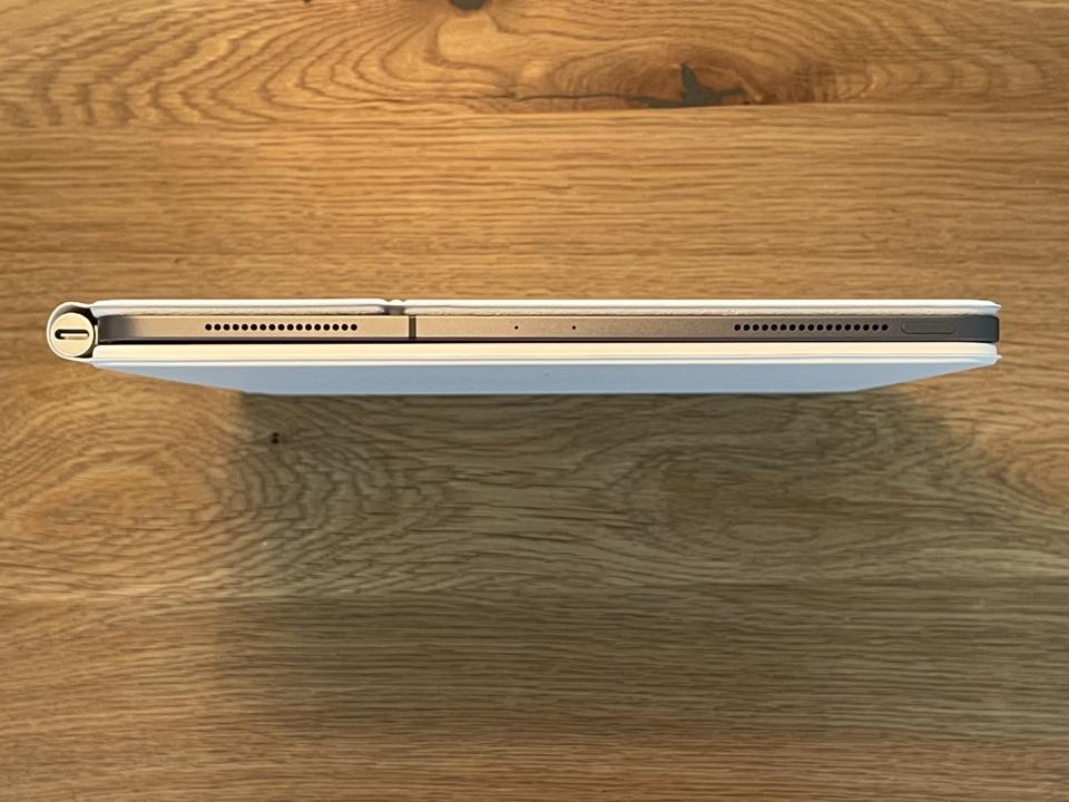 iPad Pro 2020 w 2021 roku Magic Keyboard, z niewielkim odstępem w dolnej części zawiasu po lewej stronie.