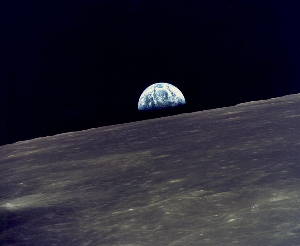 Earthrise über dem Mond