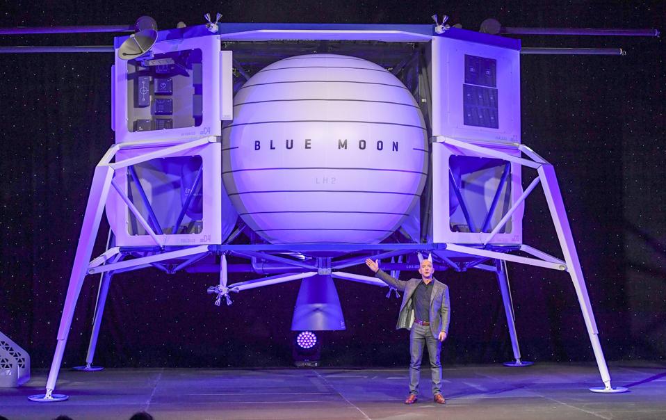 Jeff Bezos, Gründer von Blue Origin, informiert über ihre Fortschritte und teilt seine Vision, in den Weltraum zu gehen, um der Erde zu helfen.