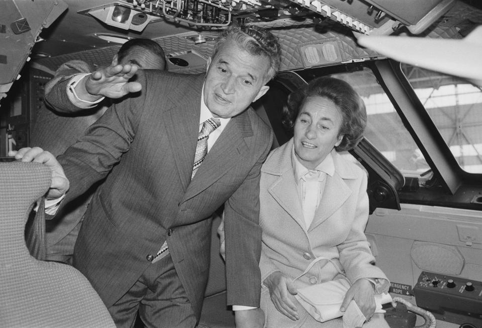 Președinte și doamna Ceaușescu la bordul unui zbor Concorde în Anglia