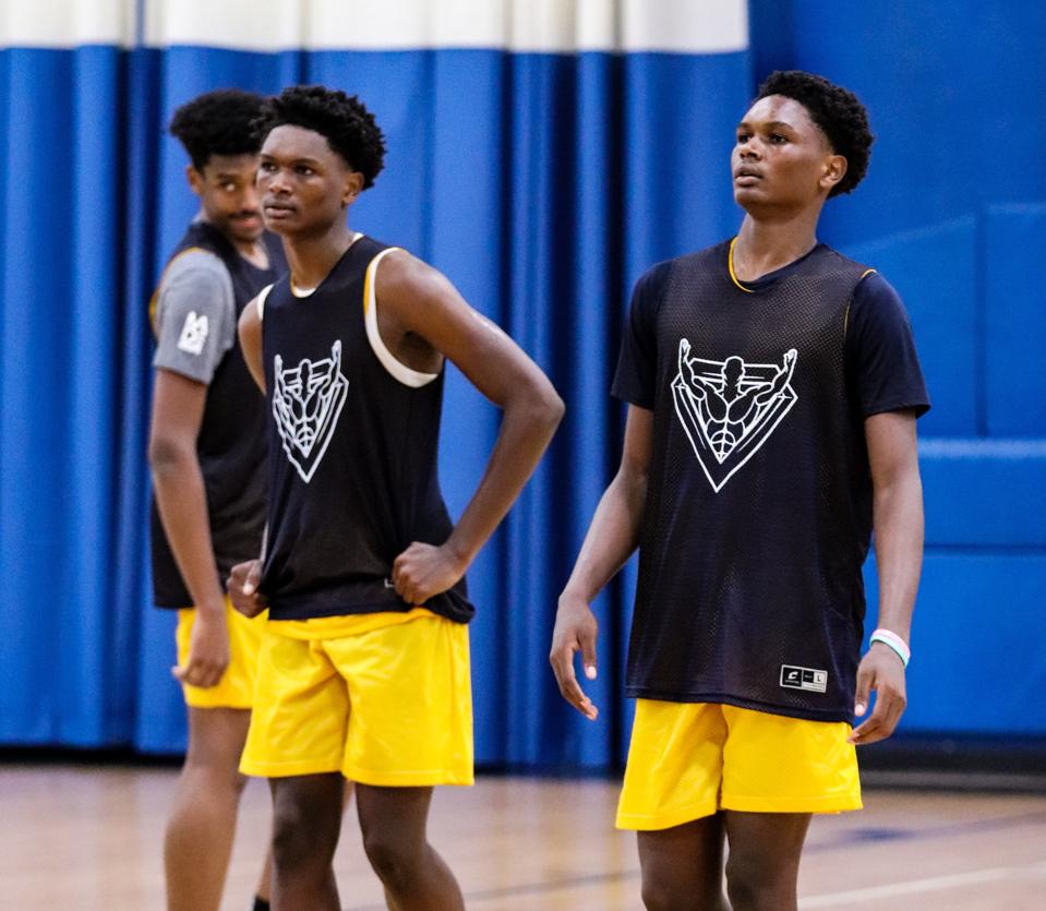 Twins Amin dan Osar Thompson dari Florida adalah pemain bola basket terbaru yang putus sekolah untuk Liga Profesional Lembur yang baru