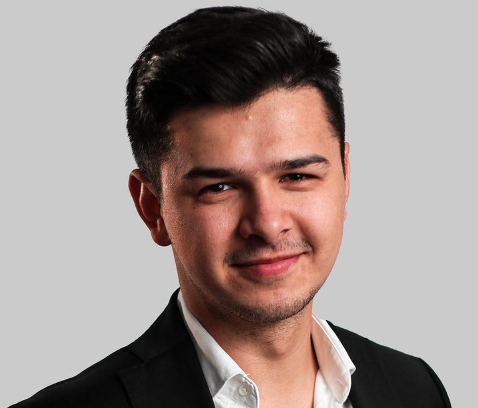 Dani Ifrim, Freelance Full-Stack Designer based in Greater Valencia, Spain.
