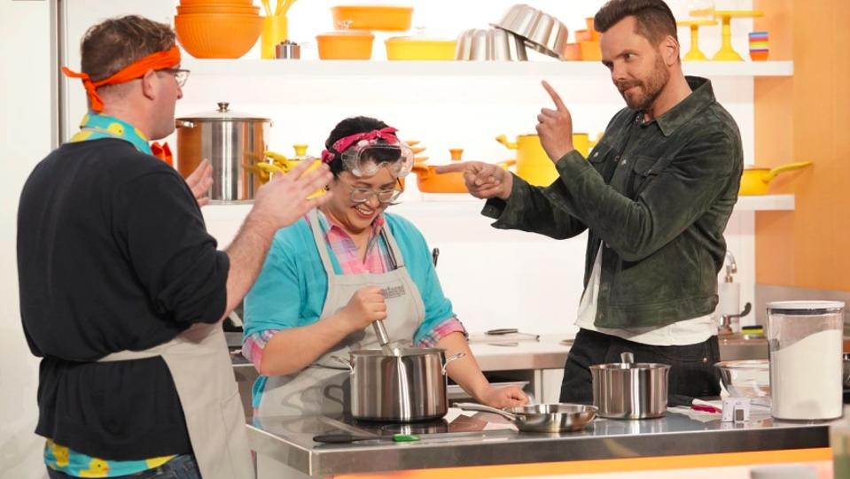 Joel McHale (right) keeps the action moving on the new FOX series “Crime Scene Kitchen.”