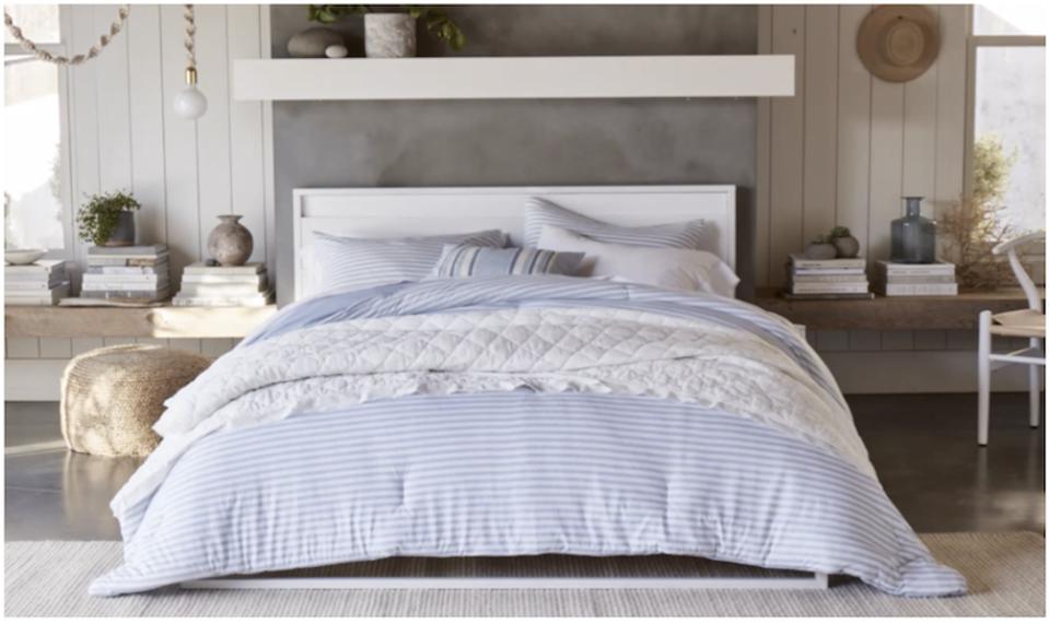 Bedding is suitable for dorm rooms, urban apartments and suburban homes.