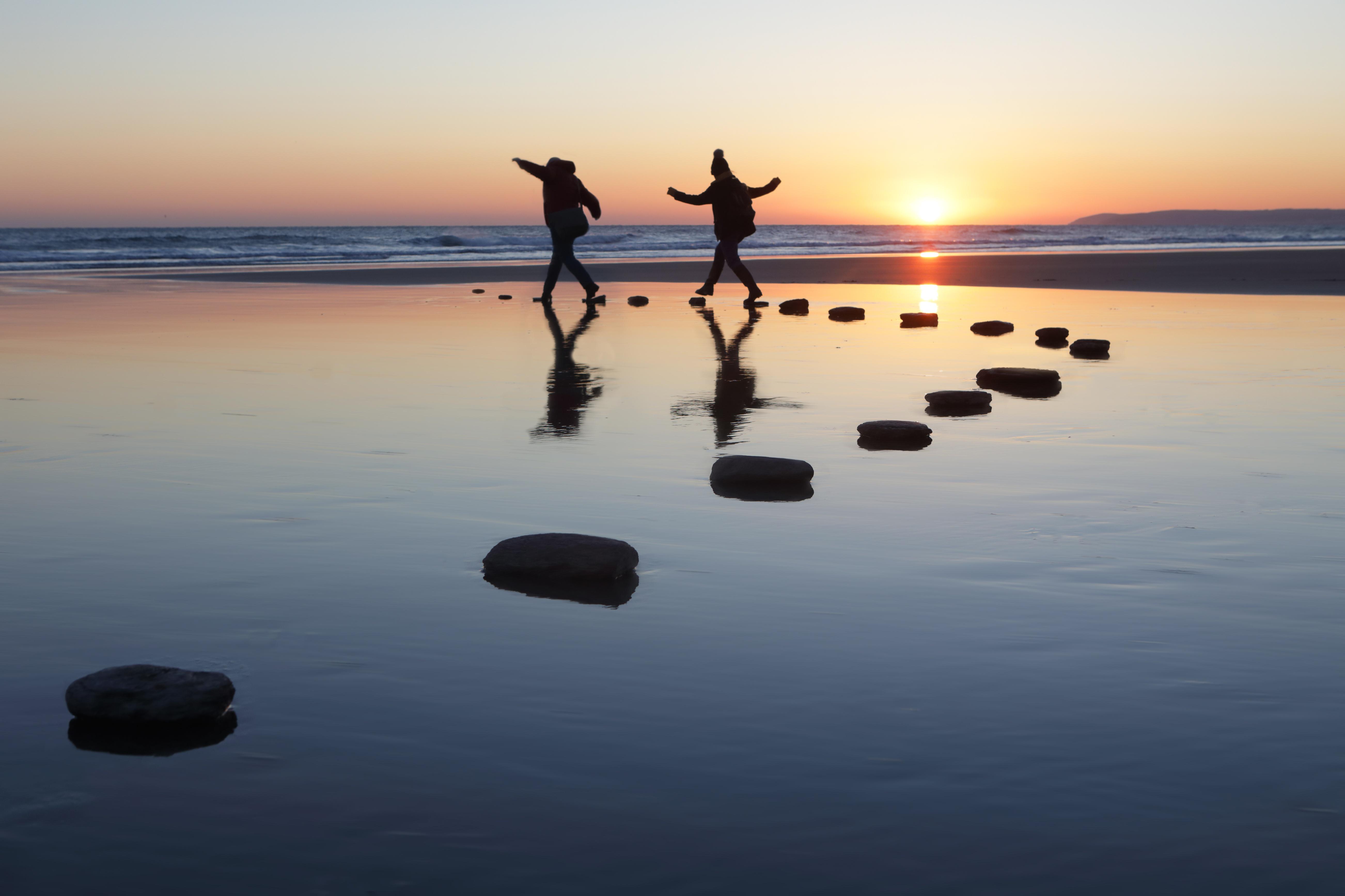 Total Immersion: Three Ways To Do A Summer Deep Dive - Vimarsana News