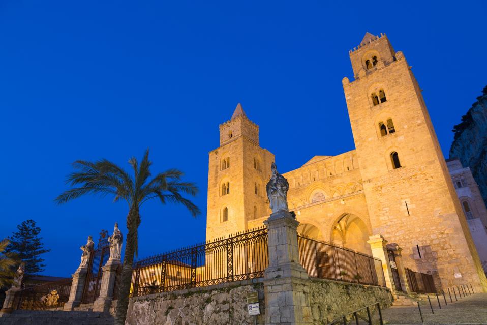 Il Duomo di Cefalù risale al XII secolo.