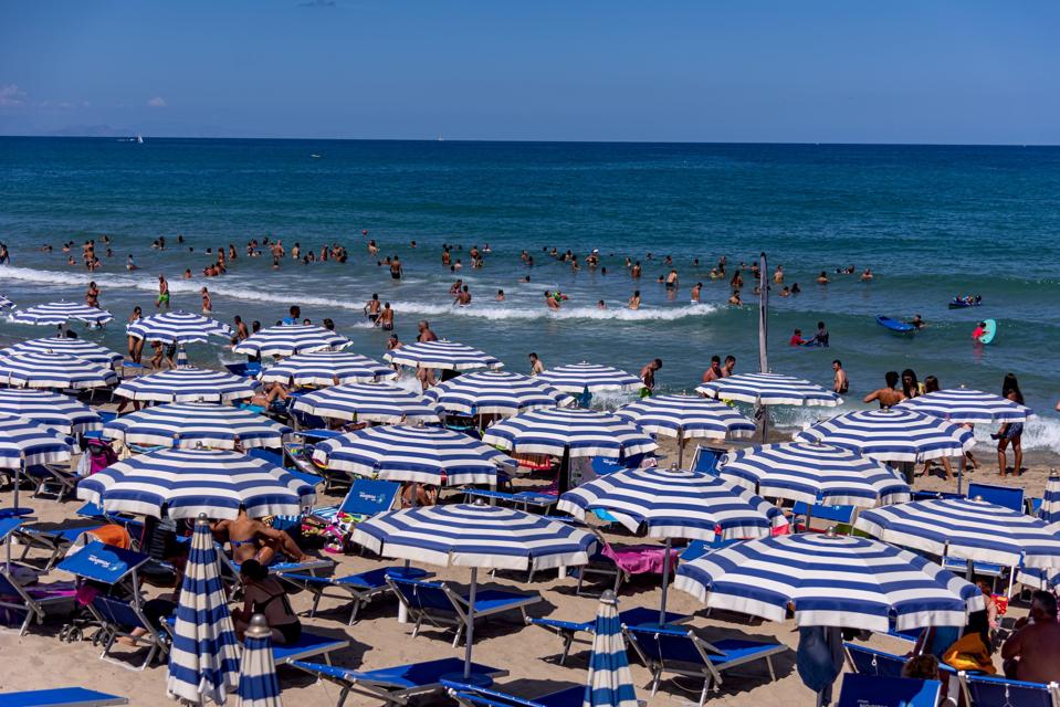 Una spiaggia a Cefalù ad agosto.