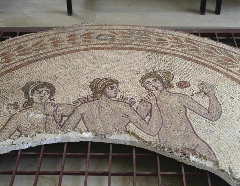 Mosaico delle Tre Grazie dalla Chiesa Civica di Ignazia.