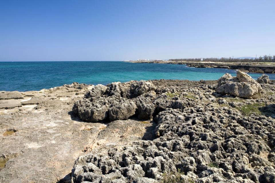 La costa pugliese vicino a Savelletri, una zona di Fasano poco distante dal Parco Archeologico di Egnazia.