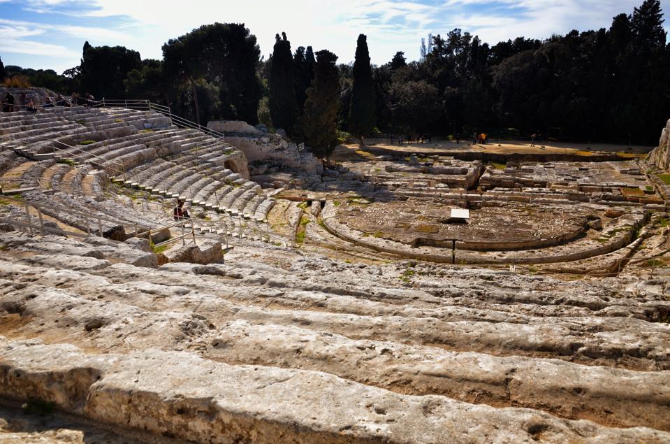 Antico teatro greco nel Parco Archeologico della Neapolis a Siracusa.