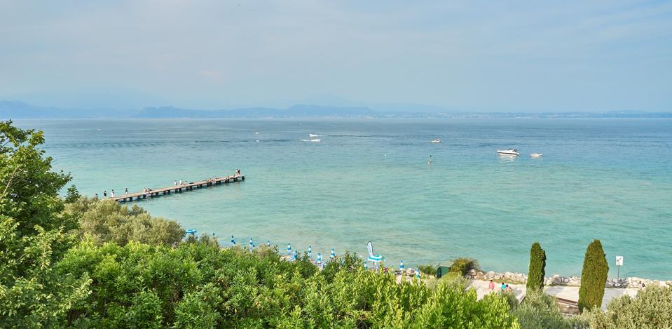 Spiaggia Lido delle Bionde a Sirmione sul Lago di Garda.