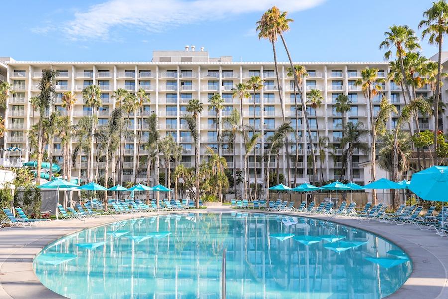Palm Springs In San Diego? Welcome To The Town And Country Resort - Vimarsana News
