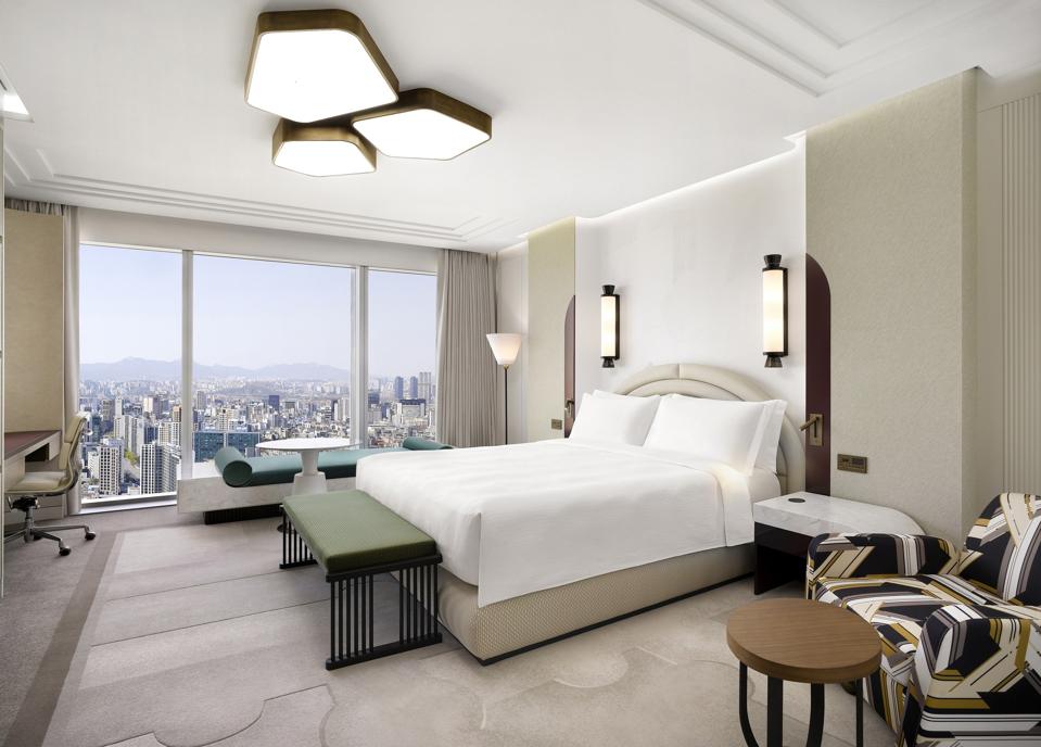 신조선 팰리스 호텔의 우아하게 꾸며진 객실은 대한민국 서울을 내려다보고 있습니다.