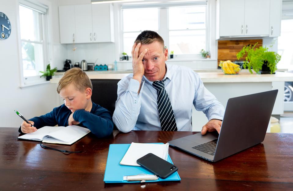 Fermeture des écoles et des bureaux de l'épidémie de coronavirus.  Parent stressé essayant de faire face au travail à distance et à l'école à la maison.  La pandémie COVID-19 force les fermetures, la mise en quarantaine, l'apprentissage en ligne et le travail à domicile.