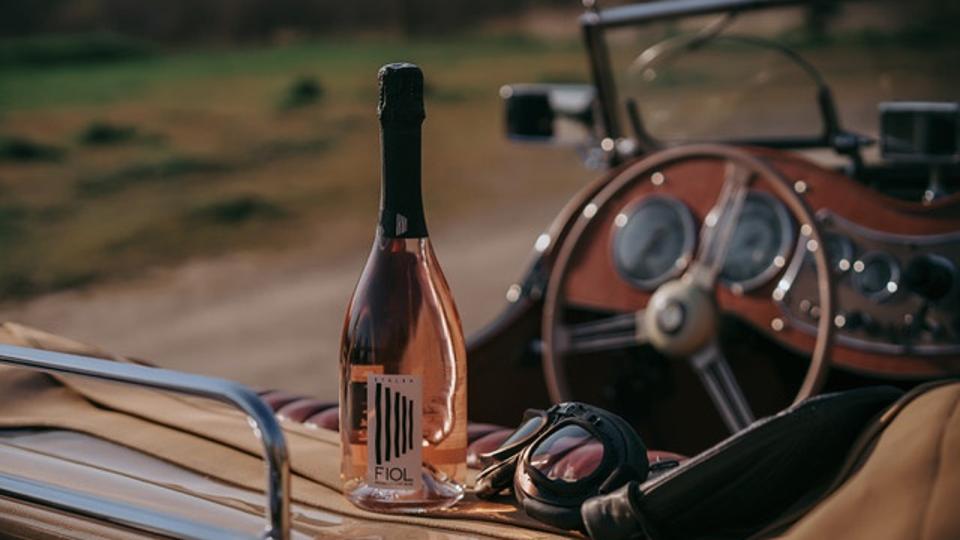 Una bottiglia di Rose Proscio seduta nel retro di un'auto