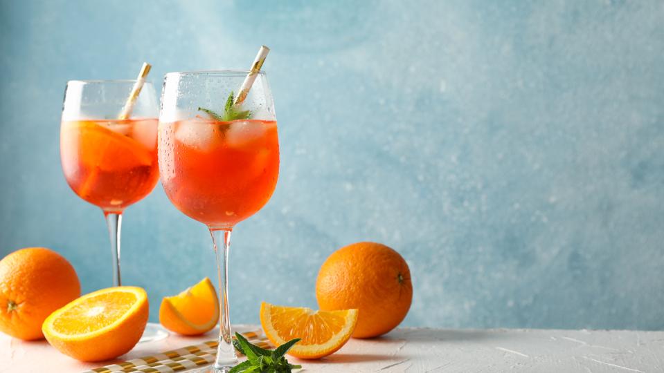 Mescolare con il cocktail di alcolici su uno sfondo blu