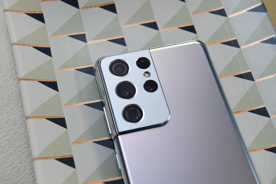 The Samsung Galaxy S21 Ultra's camera is currently affected by a lagging problem.