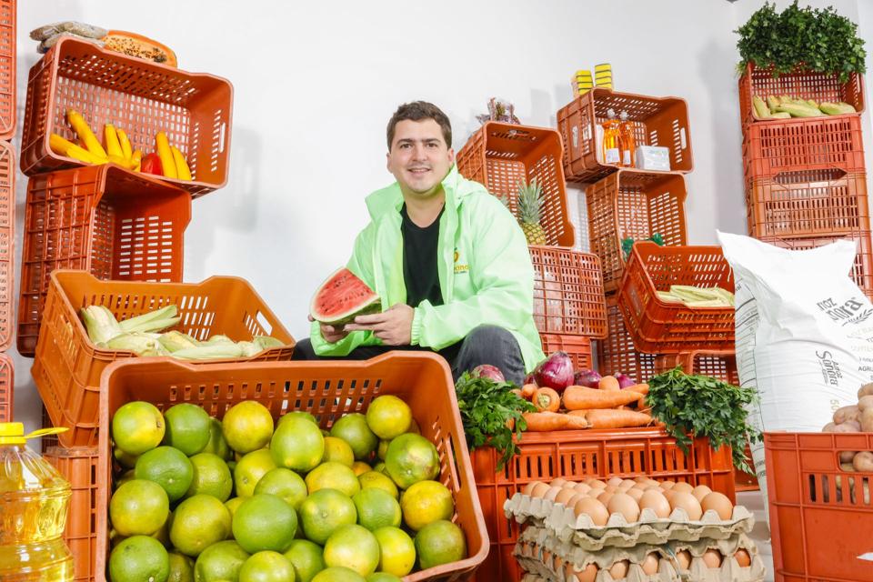 Picture of Fabián Gómez Gutiérrez, the CEO and cofounder of Frubana with produce.