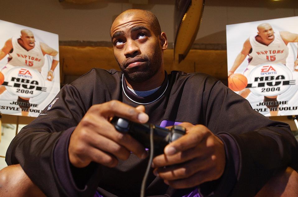 CARTER GAME CURSE.01 Toronto.10.16.03. RPJ--Toronto Raptor's Star Vince Carter glances up at the tv