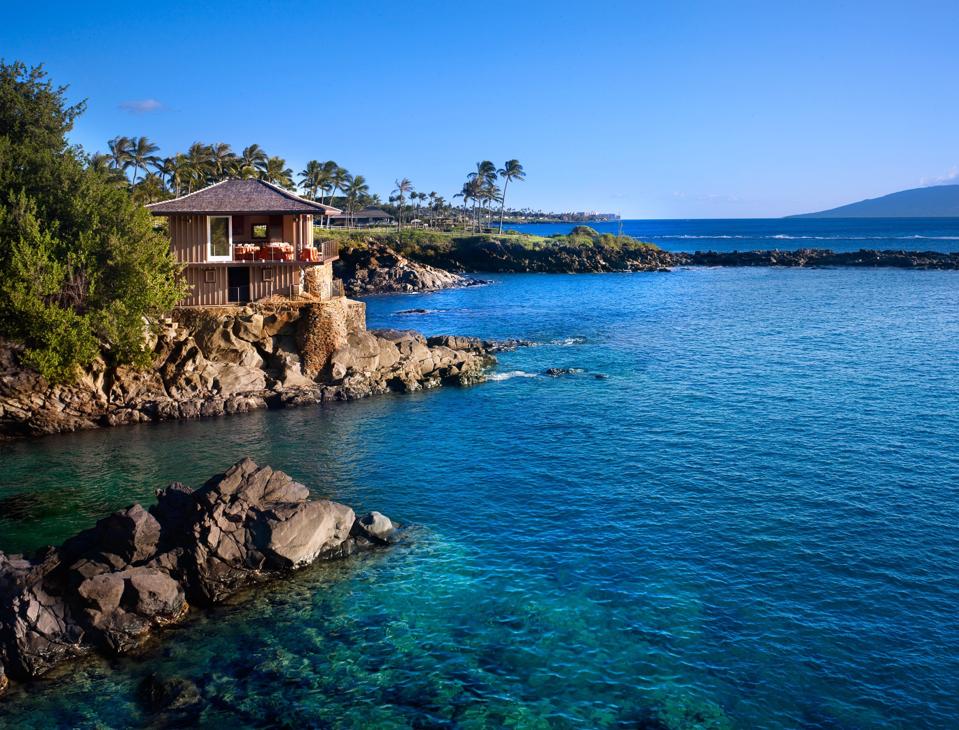 Una foto exterior del complejo Montage Kapalua Bay en Hawai.