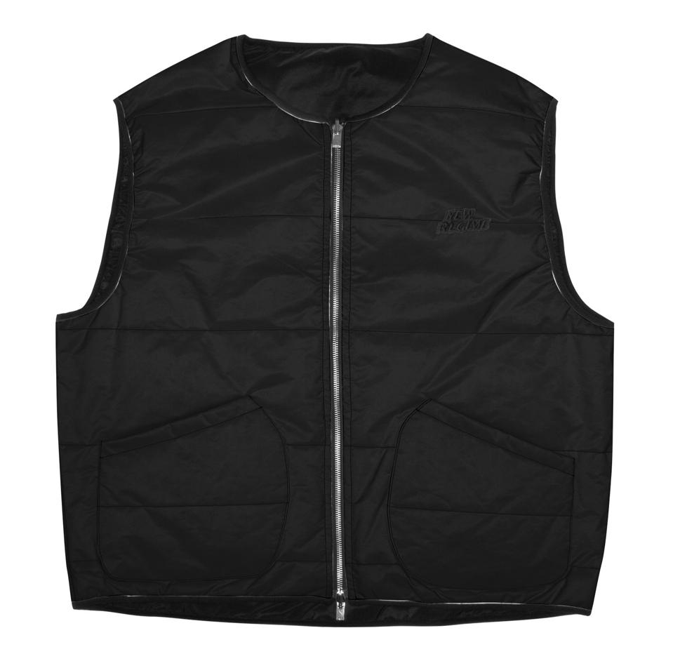 The water resistant Signature Logo Reversible Puffer Down Vest is manufactured from 100% nylon.