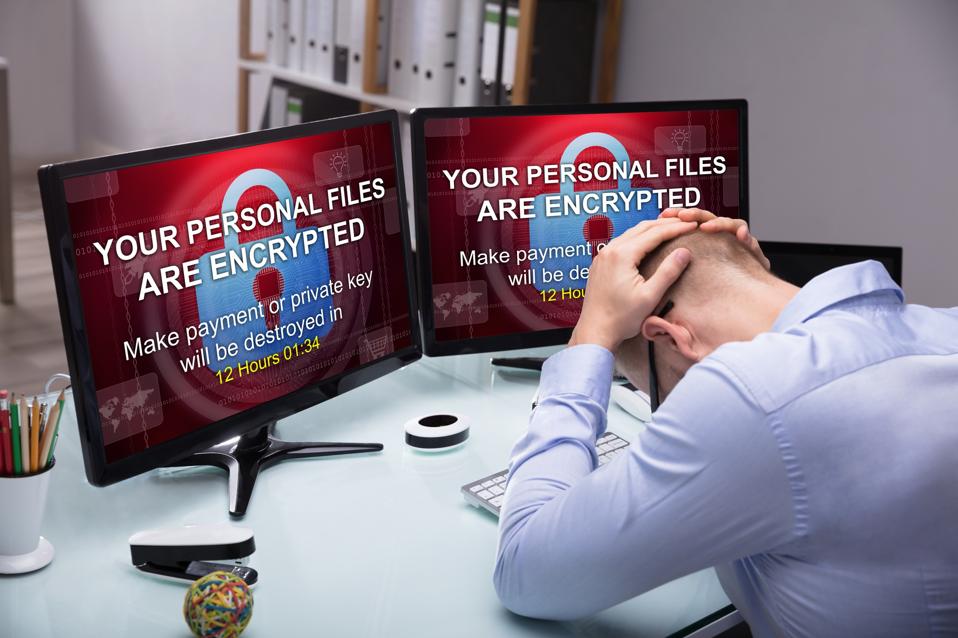 Uomo d'affari stressato seduto in ufficio
