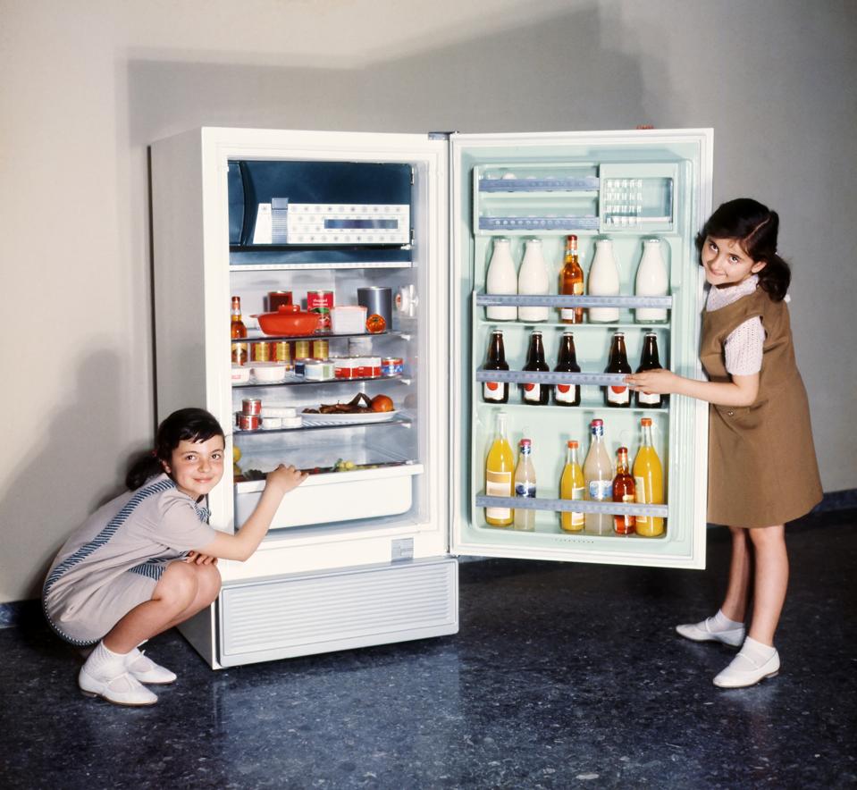 Children doing refrigerator advertising in the 60s