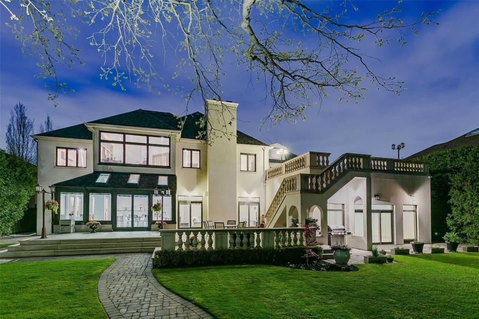 backyard night view of luxury toronto home at 47 Old Colony Road barry cohen homes