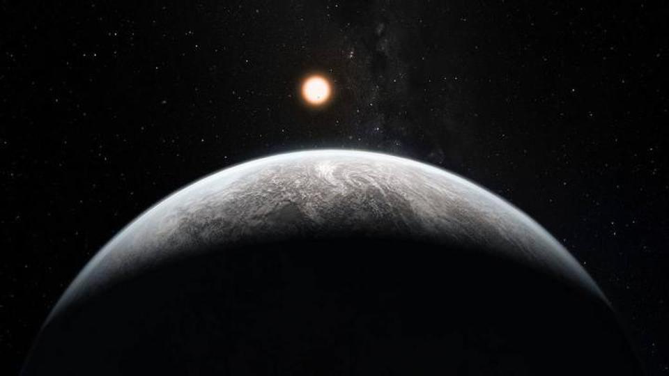 La mente de un artista muestra un exoplaneta orbitando una estrella como el sol.