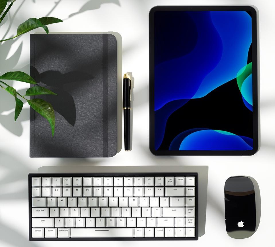 Aerial view of Viossles V84 mechanical keyboard with iPad Pro