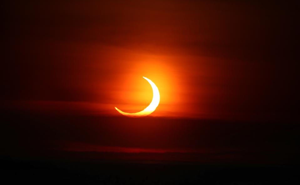Gerhana Matahari Sebagian Langka Muncul Saat Matahari Terbit 2025