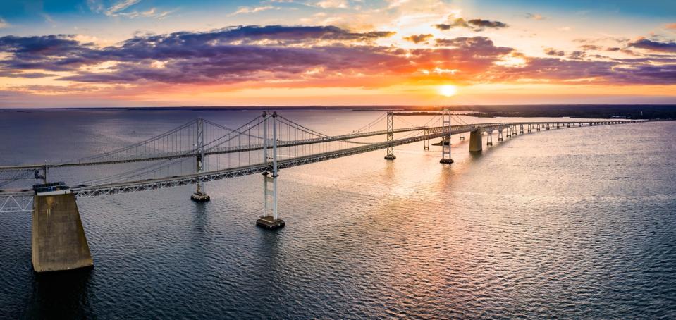 Vue aérienne du pont de la baie de Chesapeake au coucher du soleil.