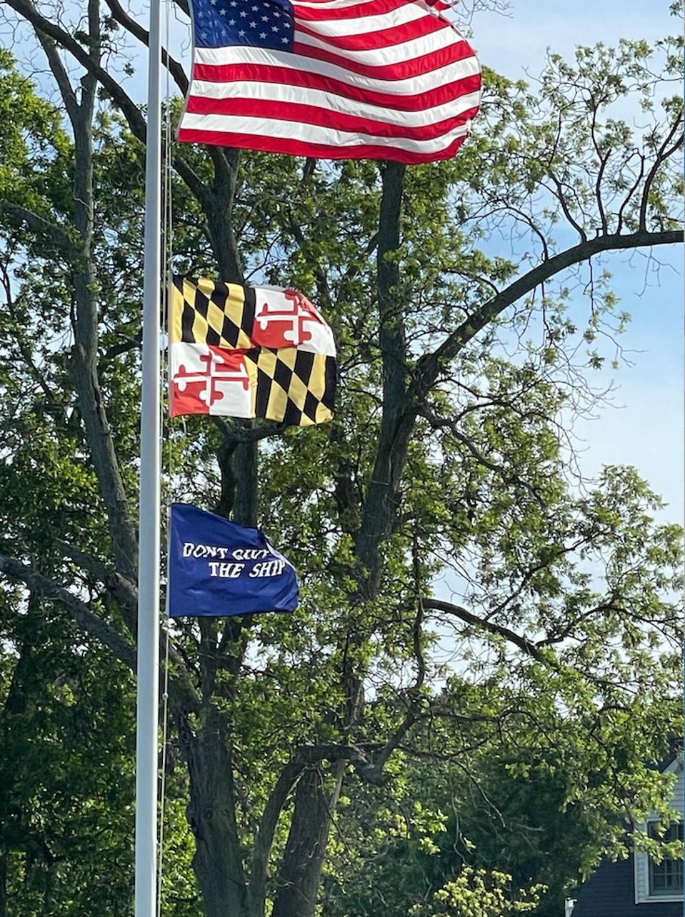 Mât de drapeau à Inn at Perry Cabin avec drapeau américain, drapeau du Maryland et