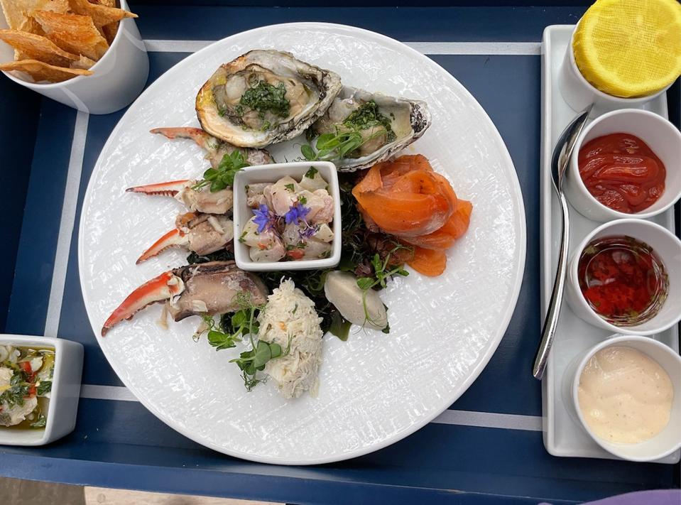 Gros plan sur l'assiette de fruits de mer « Taste of the Eastern Shore » à l'Inn at Perry Cabin