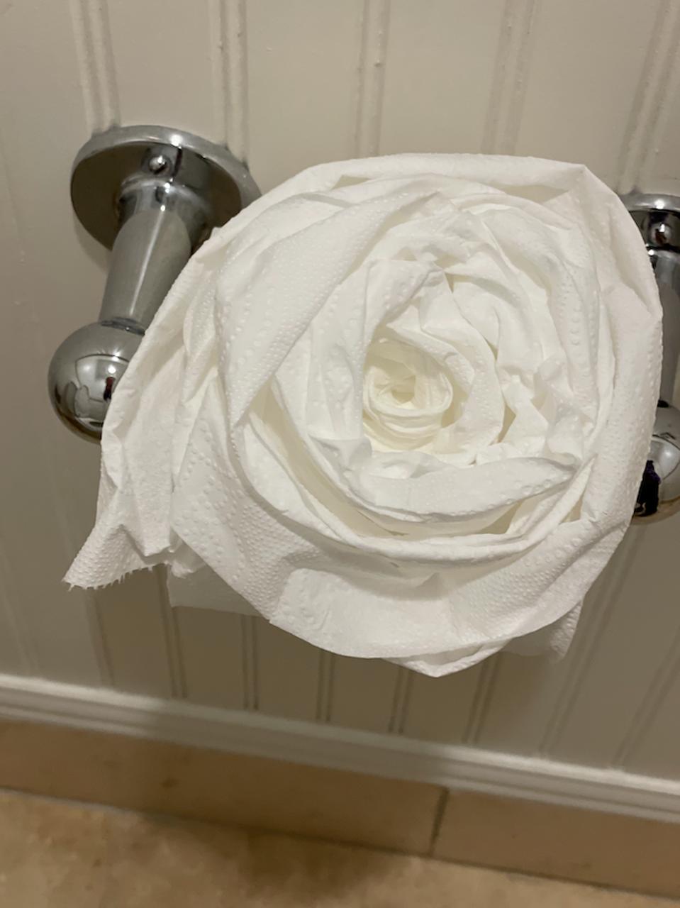 Papier toilette sculpté dans une rose blanche