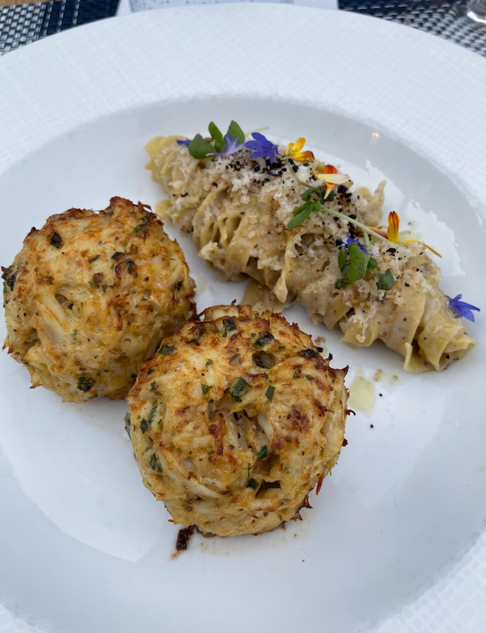 Gâteaux de crabe frais et pâtes maison au restaurant Stars, l'Inn at Perry Cabin.