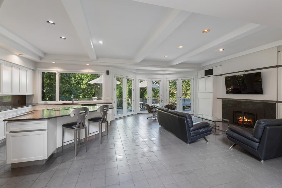 contemporary kitchen in white