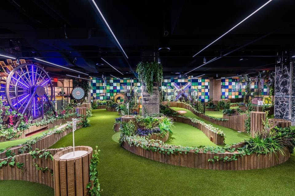 Indoor miniature golf courses for adults only at Swingers Crazy Golf Washington DC