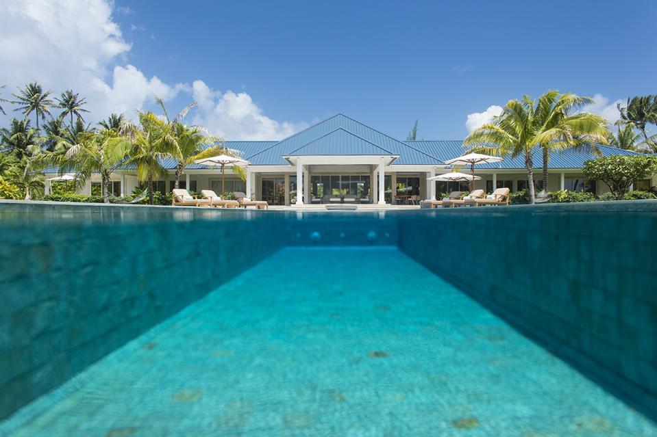 Maison bleue et blanche avec vue sur la piscine